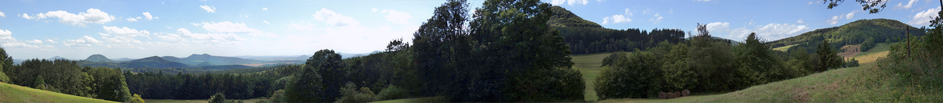 Panorama Nr. 2 Blick aus dem Hügel Sokolík Richtung Sloup v Čechách und Klíč