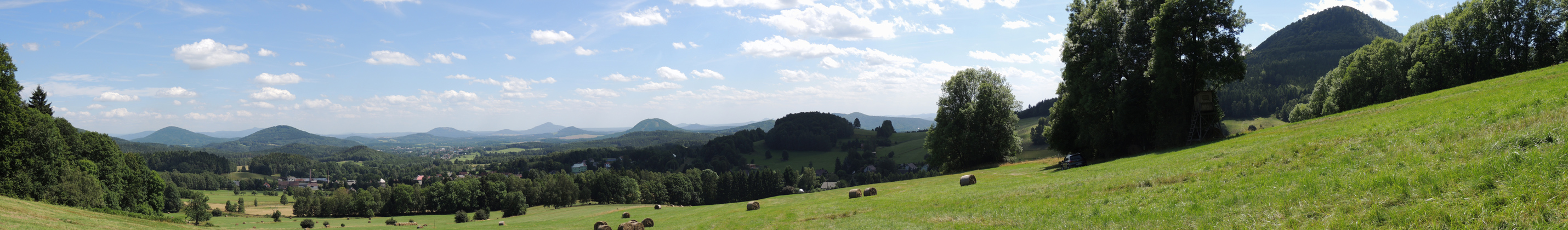 Panorama Nr. 3 Blick aus dem Fuß des Gipfels Rousínovský vrch Richtung Svor